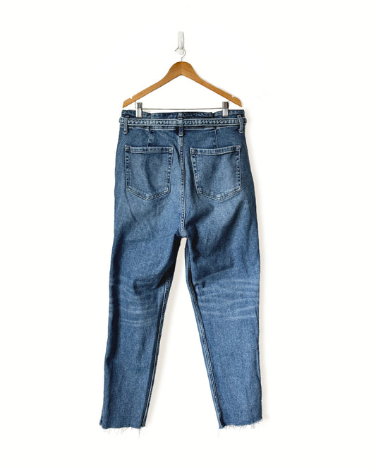 Hollister Paper Bag Style Curvy Ultra High-Rise Mom Jeans (9)