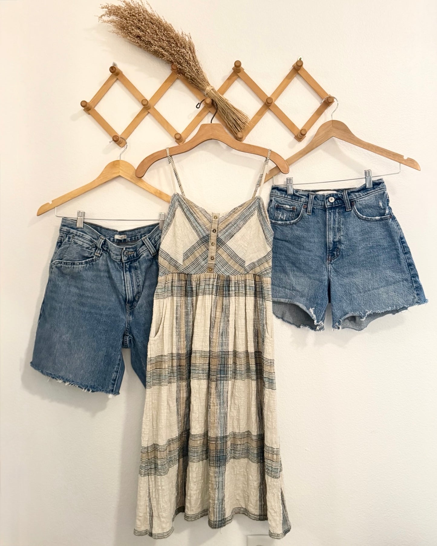 Levi’s Cutoff Jean Shorts (28)