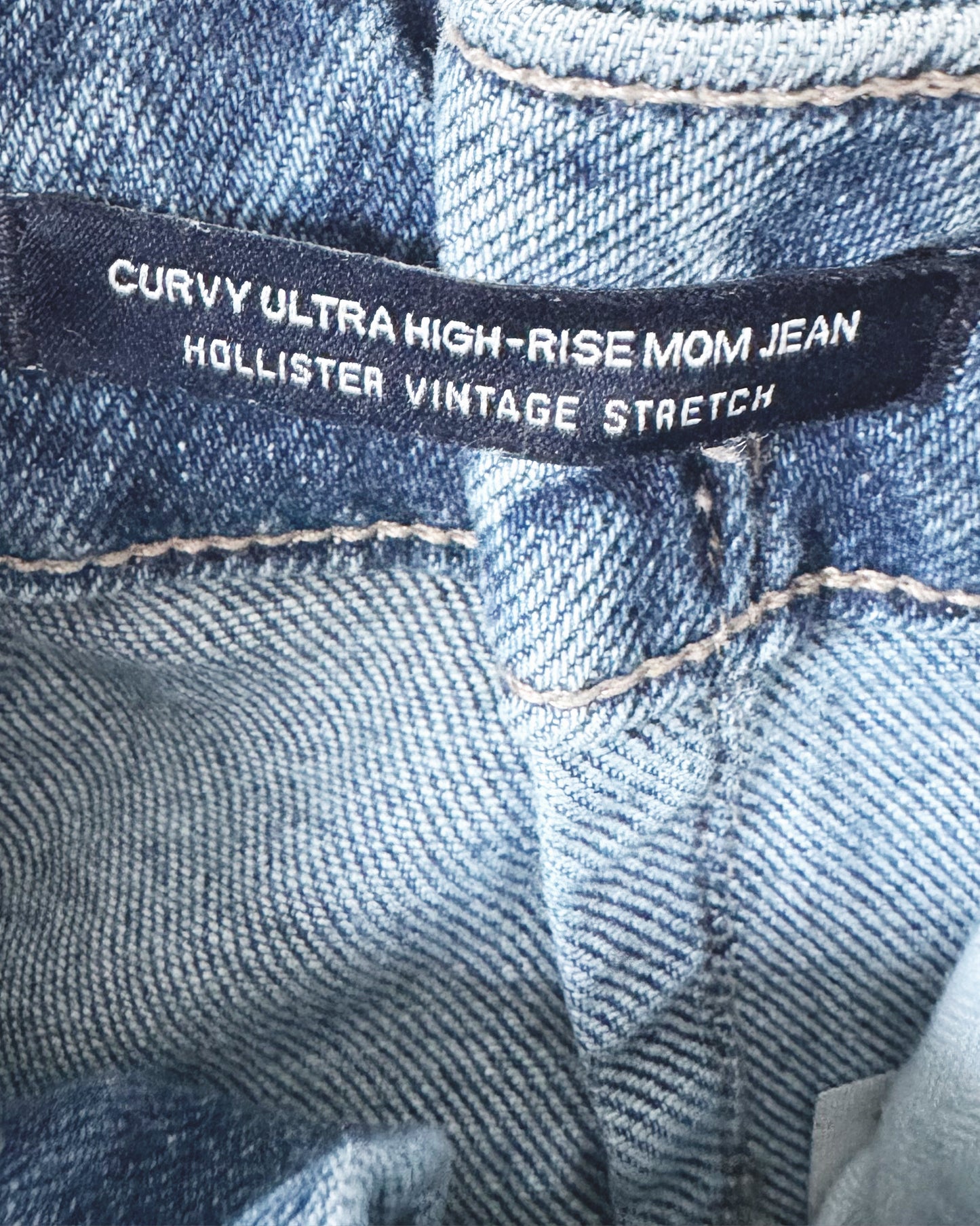Hollister Paper Bag Style Curvy Ultra High-Rise Mom Jeans (9)