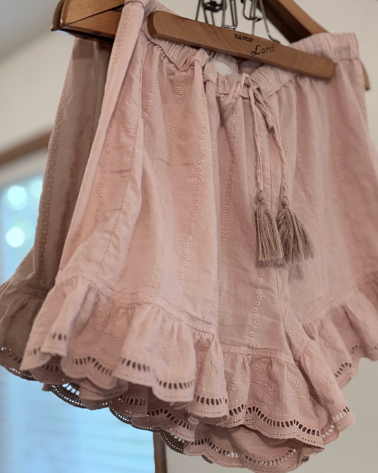 Eyelet Ruffled Shorts (M/L)