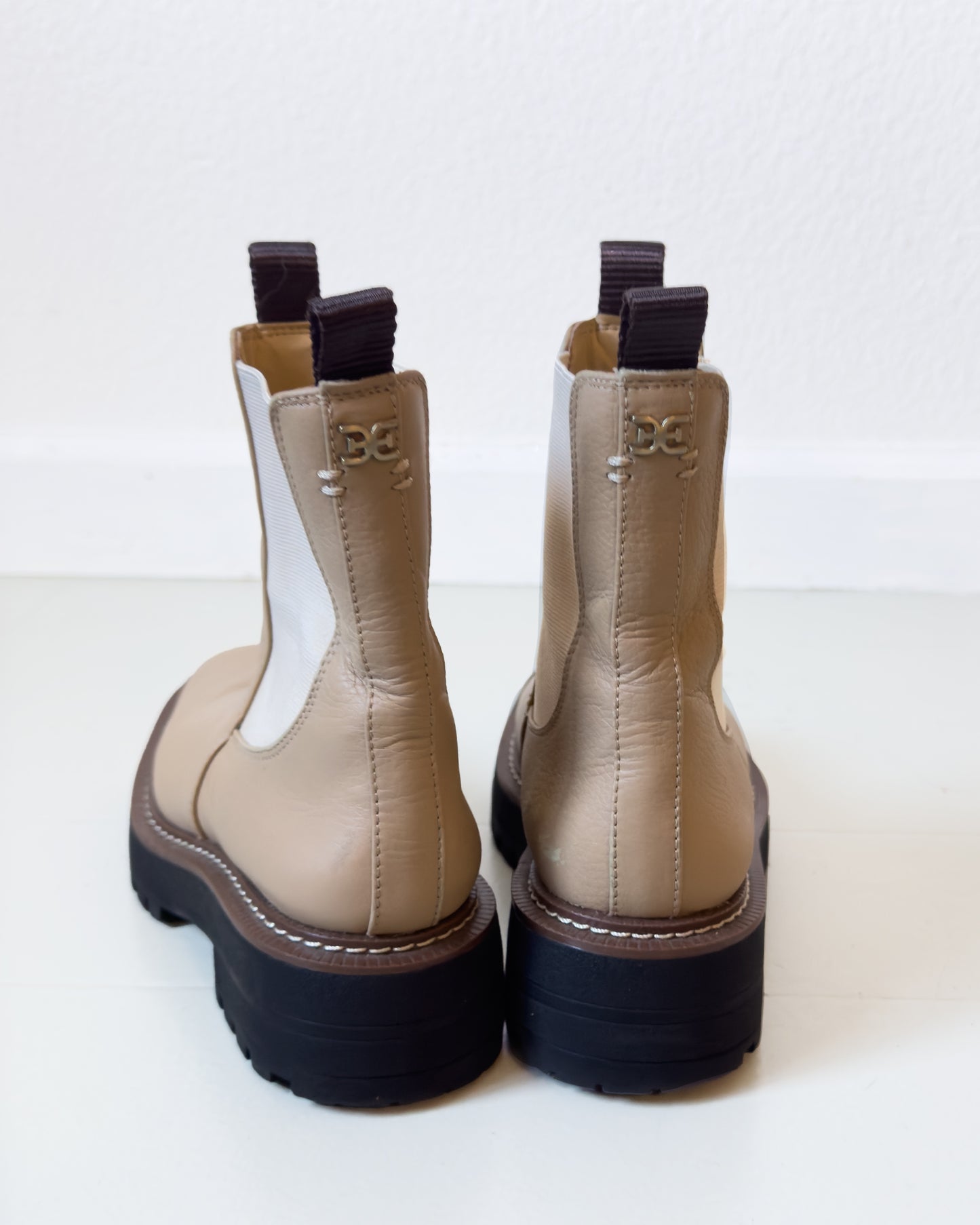 Sam Edelman Laguna Chelsea Boots (5.5)