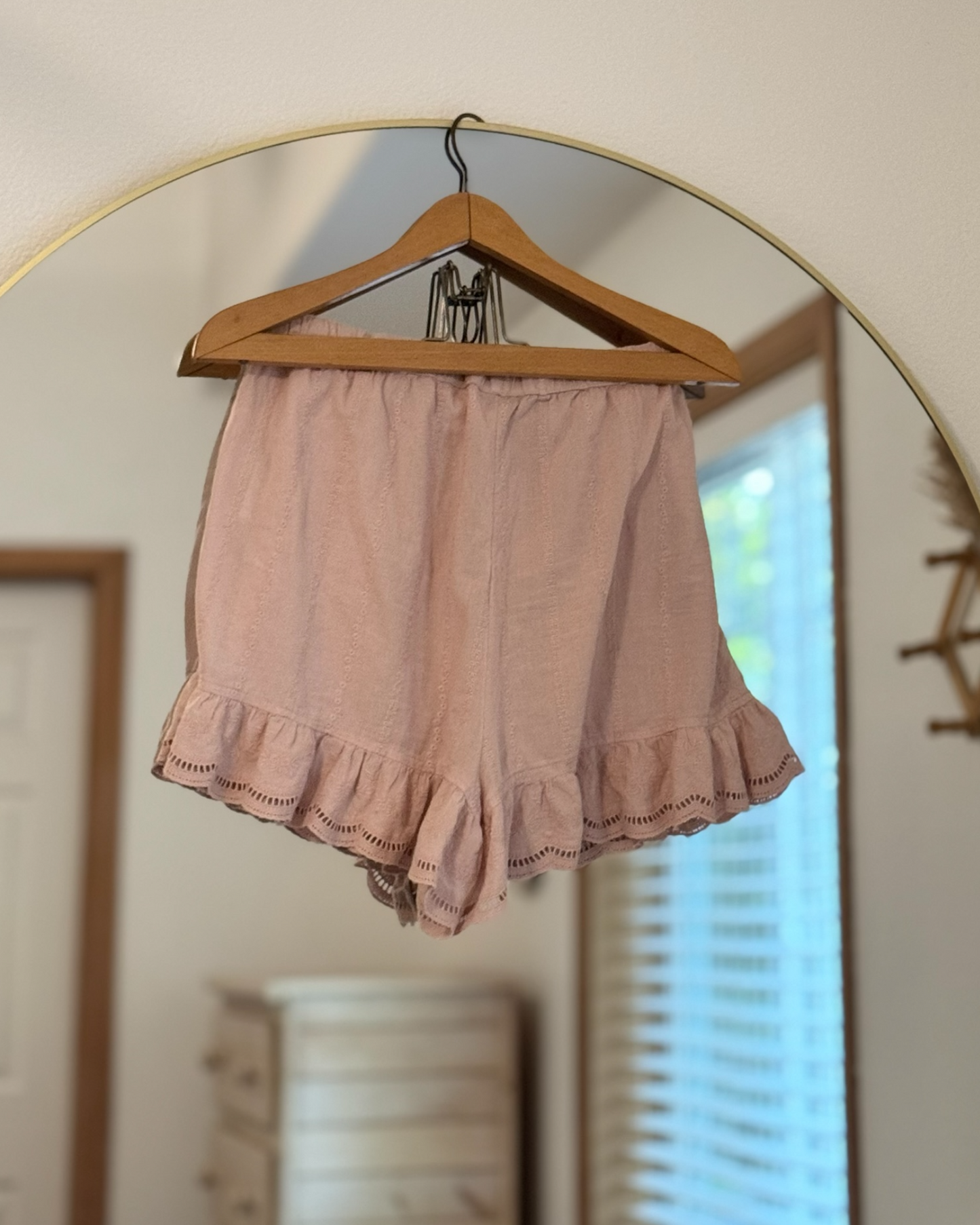 Eyelet Ruffled Shorts (M/L)