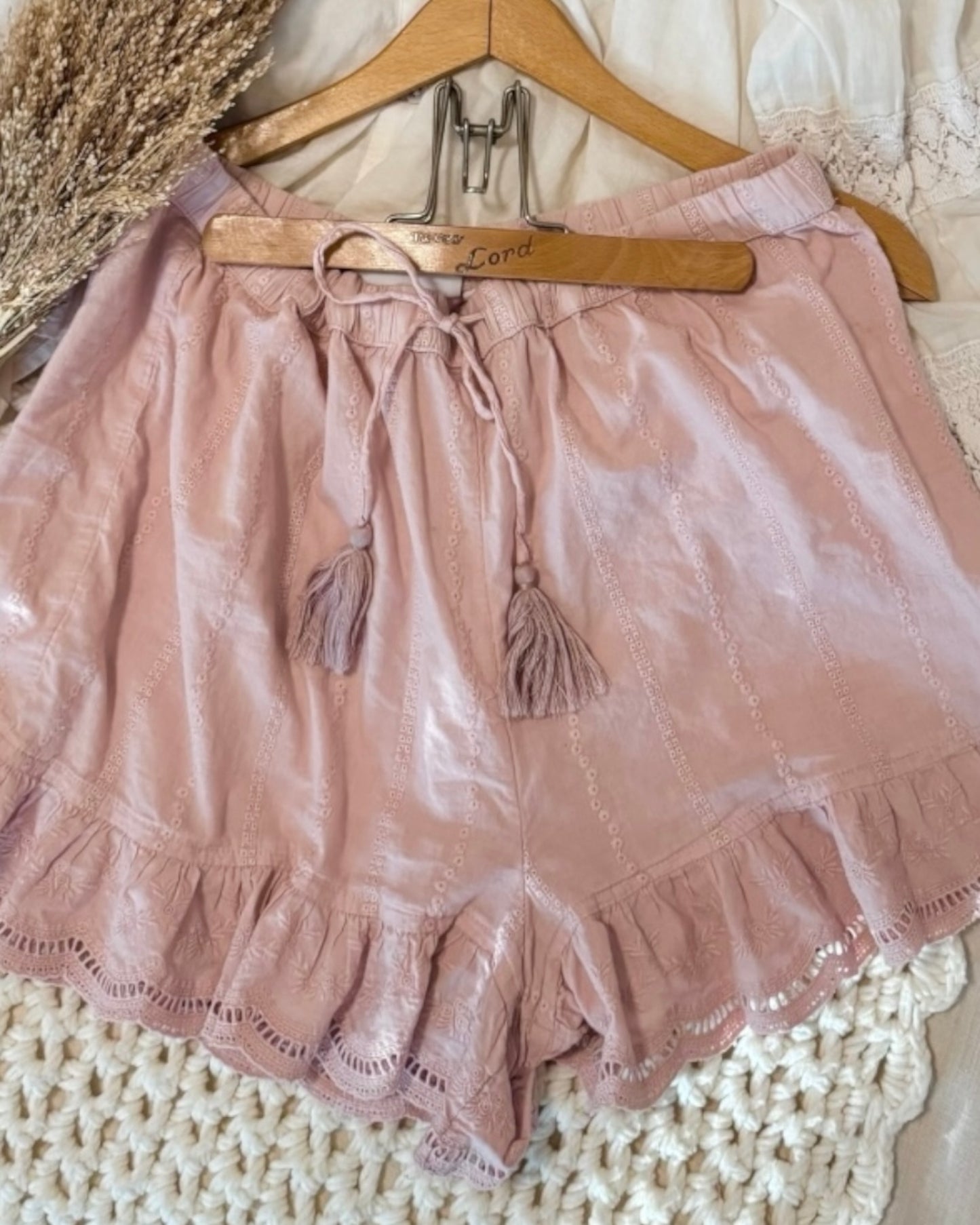 Eyelet Ruffled Shorts (M/L)