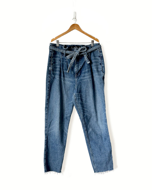 Hollister Paper Bag Style Curvy Ultra High-Rise Mom Jeans (9)