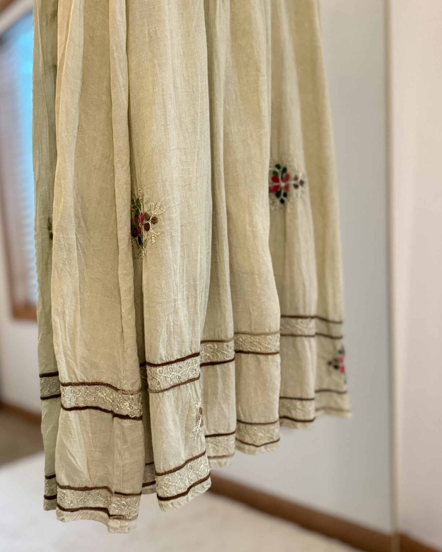 Smocked Embroidered Midi Dress (L)