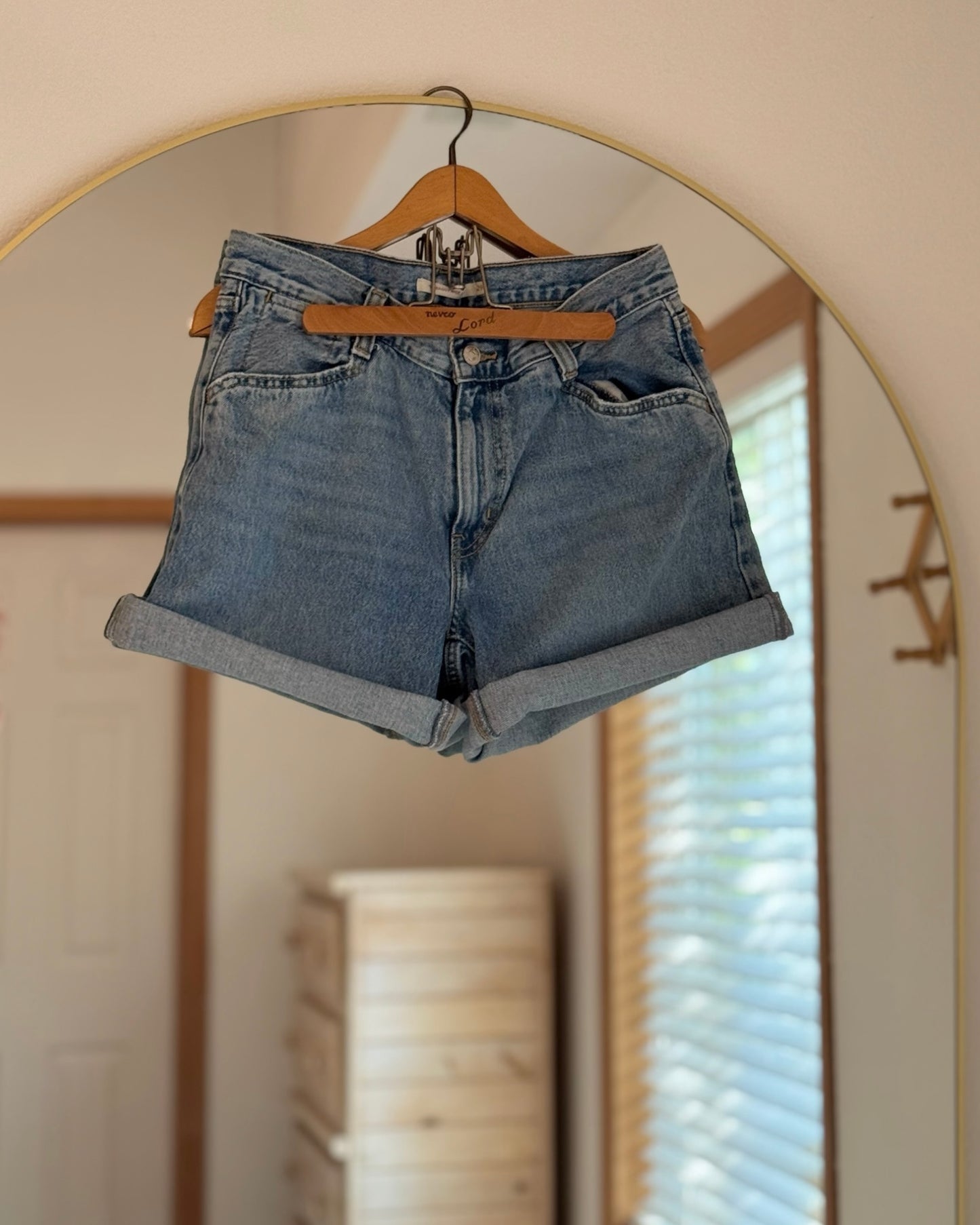 Levi’s Cutoff Jean Shorts (28)
